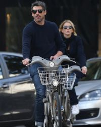 Патрик и Джиллиан катались на велосипедах осенью в Париже