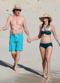 Пол Маккартни и Нэнси Шевелл на пляже Сен-Барта