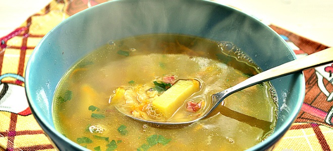 zupa grochowa z wędzoną kiełbasą