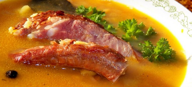juha od graška s dimljenim rebrima svinjskog mesa