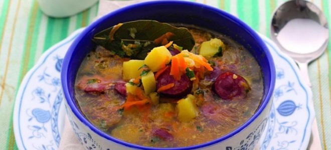 zupa grochowa z wędzoną kiełbasą