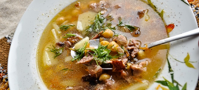 грахова супа са чичмама и димљеним месом