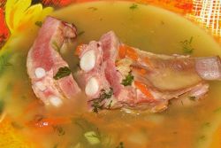 Pea juha s rebra svinjskog mesa