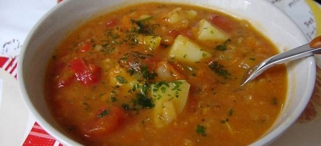 Зелена грахова супа с доматено пюре