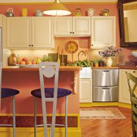 broskvové barvy v interiéru kuchyně