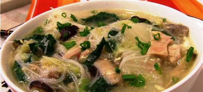 polévka s čínským zelím a kuřecím masem