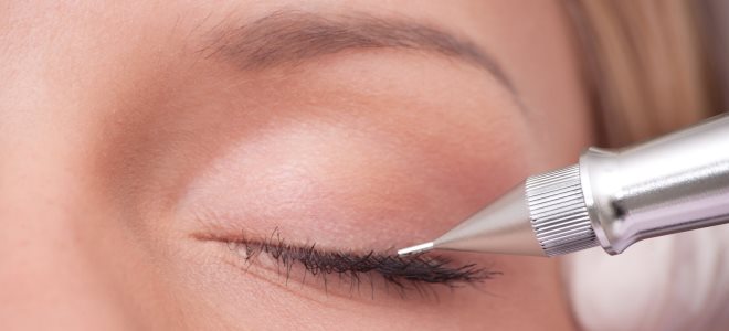 technika permanentního make-upu očních víček