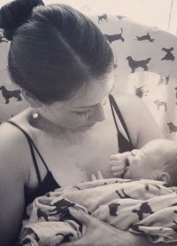Малыш, выношенный суррогатной матерью, появился на свет в августе 2015