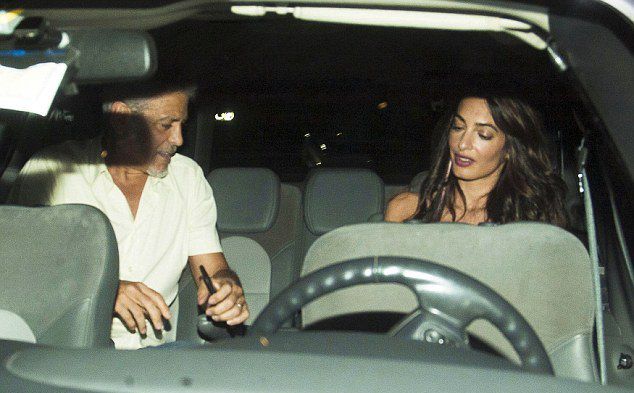 Джордж и Амаль Клуни в машине