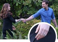 На пальце 26-летней актрисы можно было разглядеть обручальное кольцо