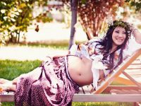 Sesja zdjęciowa kobiet w ciąży w przyrodzie latem 4