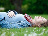 Sesja zdjęciowa kobiet w ciąży w przyrodzie latem 5