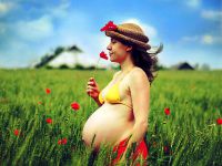 Sesja zdjęciowa kobiet w ciąży w przyrodzie latem 9