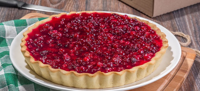 Lingonberry jam tart