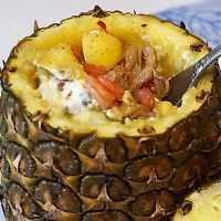 lonci ananasa s piletinom i plodovima mora