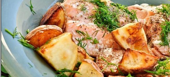 Rožnati losos s krompirjem v foliji v peči