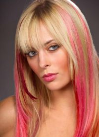 růžové prameny na blond vlasy 1