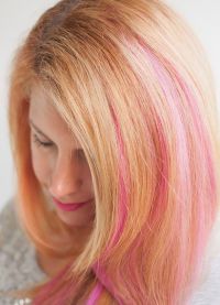 różowe pasemka na blond włosach 2