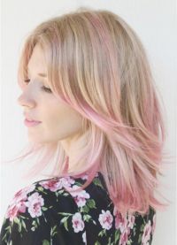 różowe pasemka na blond włosach 3