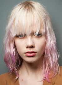 różowe pasemka na blond włosach 6