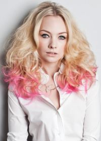 różowe pasemka na blond włosach 8