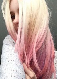 różowe pasemka na blond włosach 9