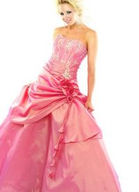 suknia ślubna z różową kokardką 2