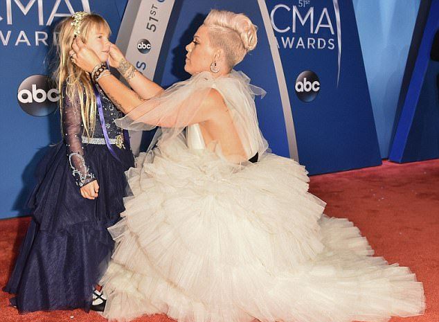 Пинк с дочерью Уиллоу Сейдж на фотоколле CMA Awards