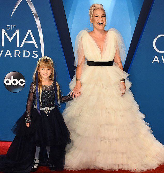 Пинк с дочерью Уиллоу Сейдж на CMA Awards