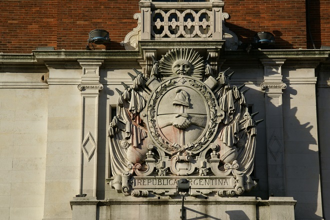 Скульптура на фасаде дворца