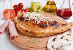 Италианската затворена пица Calzone