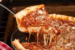 Kako kuhati Chicago pizza doma v peči