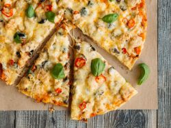 pizza s gljivama piletina i sira
