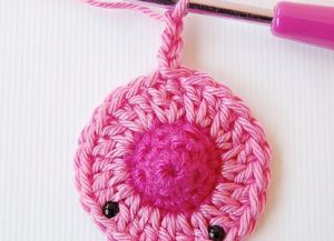 knoflík pro novorozence crocheted_24