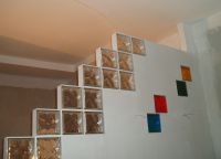 Stekleni bloki v steni mavčne plošče 02