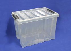 plastična škatla s pokrovom na valjih