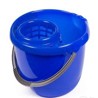 plastový kbelík pro čištění podlahy