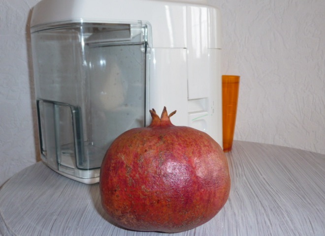 Jak vyrobit čerstvou šťávu z granátového jablka v odšťavňovači 1