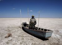 Полностью высхошее соленое озеро Поопо в Боливии