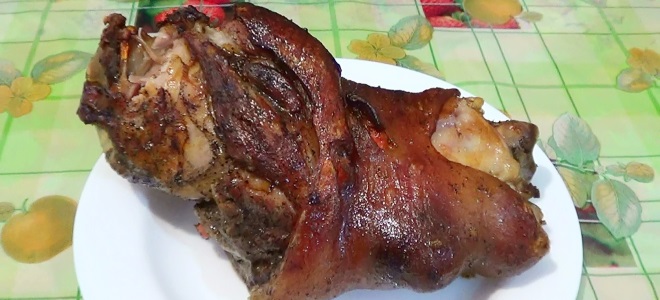 Pečena svinjetina pečena u pećnici u foliji
