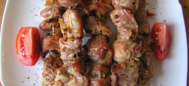 Shish kebab ve vepřové peci ve fólii
