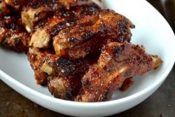 Rebra svinjskog mesa na roštilju u umaku od meda