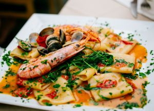 Фирменные морепродукты в ресторане King Neptune's Seafood & Pasta