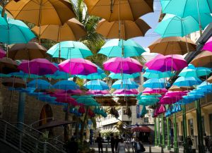 Цветные зонтики около Le Caudan Waterfront