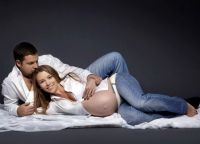 Pozowanie do sesji zdjęciowej w ciąży 5