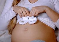 Pozowanie do sesji zdjęciowej w ciąży 8