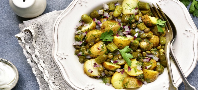 Salát z brambor a nakládaných okurky