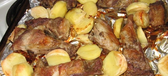 Żeberka z ziemniakami w piekarniku