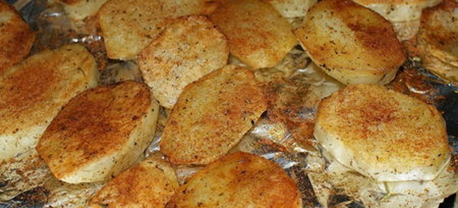 Pečen krompir v folijski pečici
