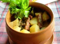 krompirjev obrok s svinjskim kuharjem